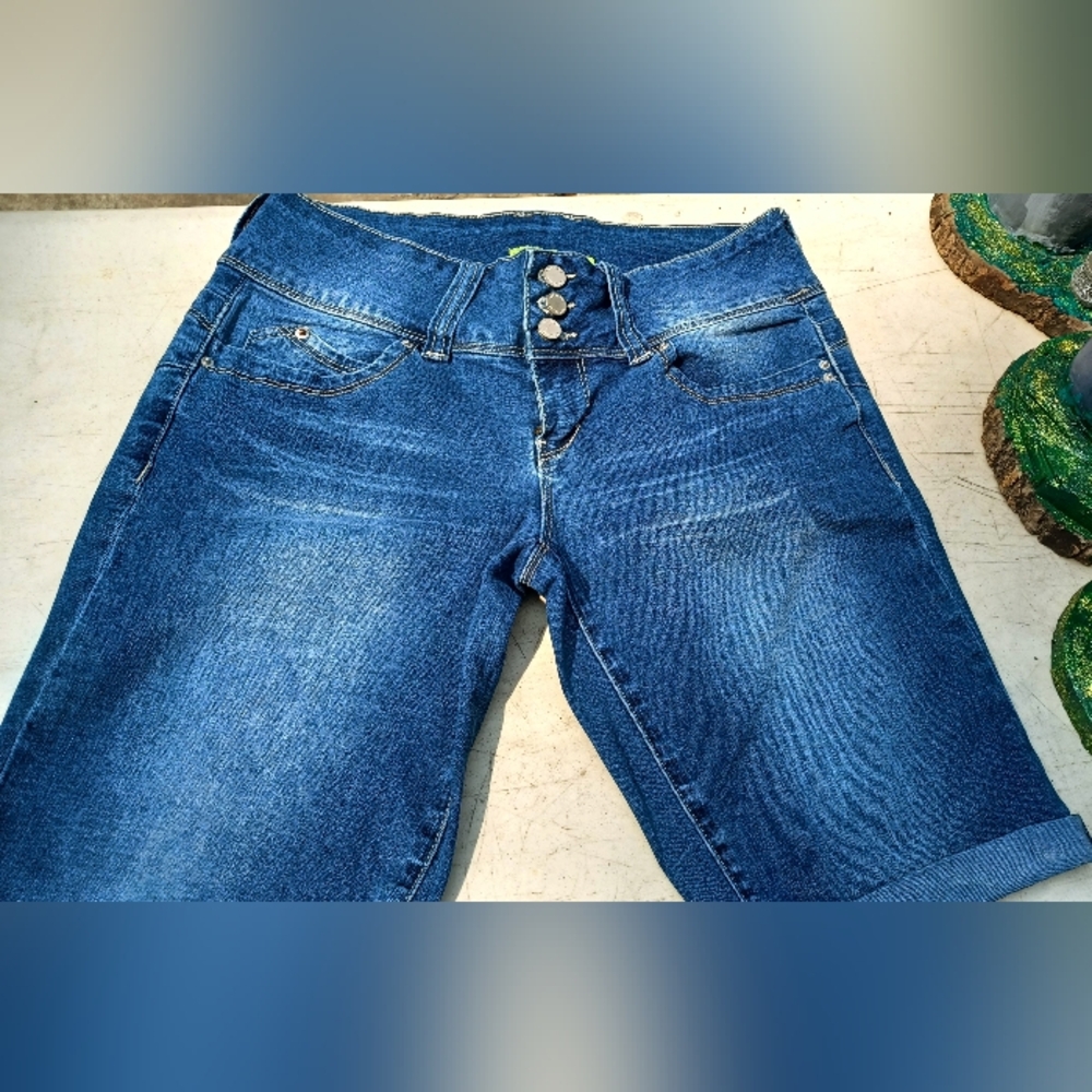 YMI knee length shorts nwot